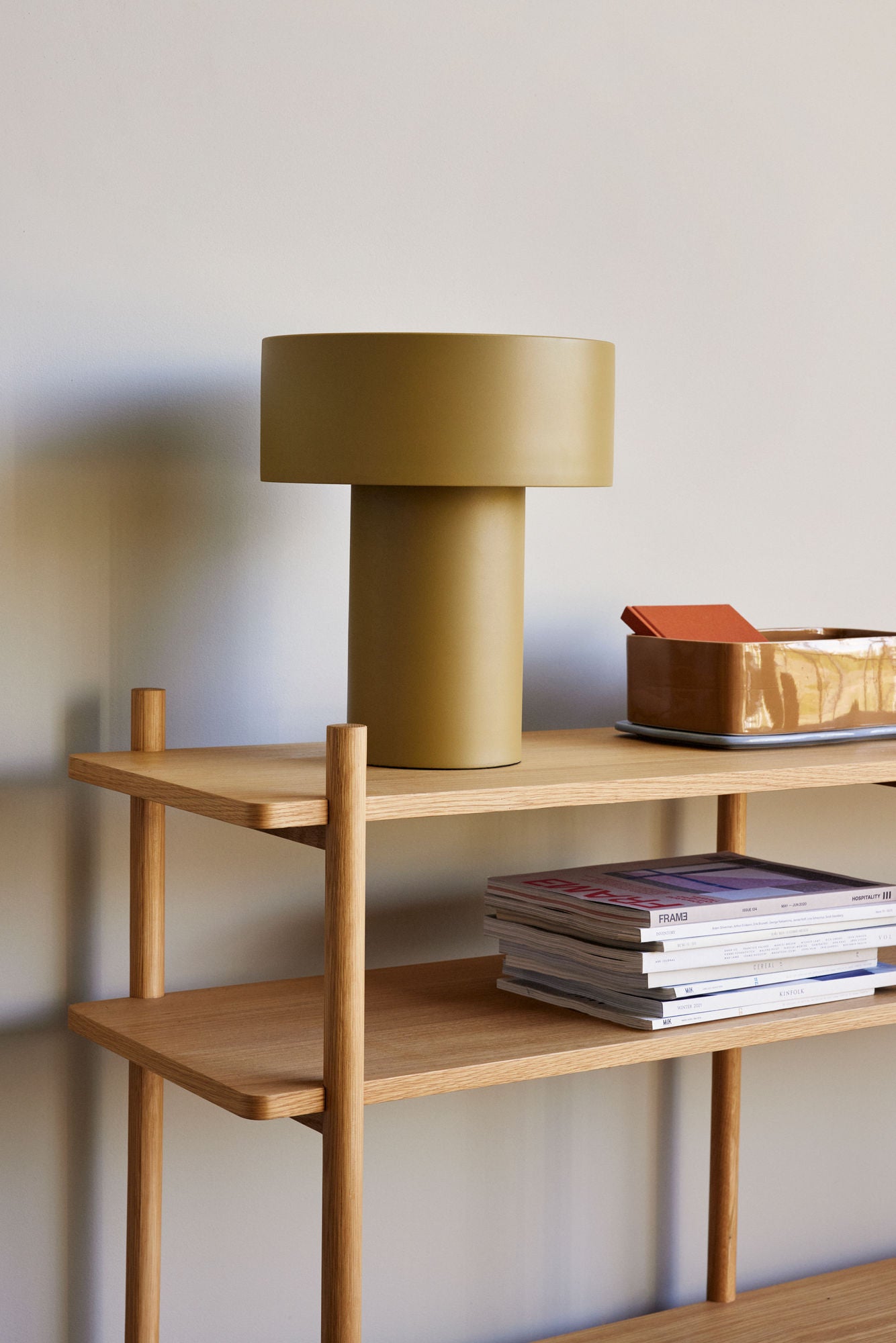 Hübsch Aki Tischlampe Khaki