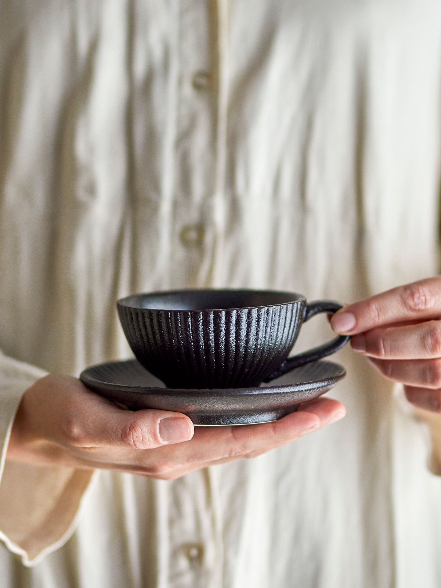 Bloomingville Neri Cappuccinotasse mit Untertasse, Schwarz, Steingut