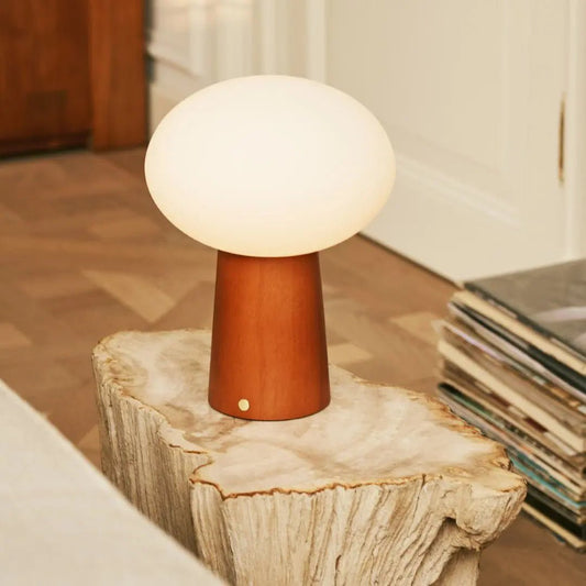 Max Kastanienbraune kabellose Tischlampe aus Holz