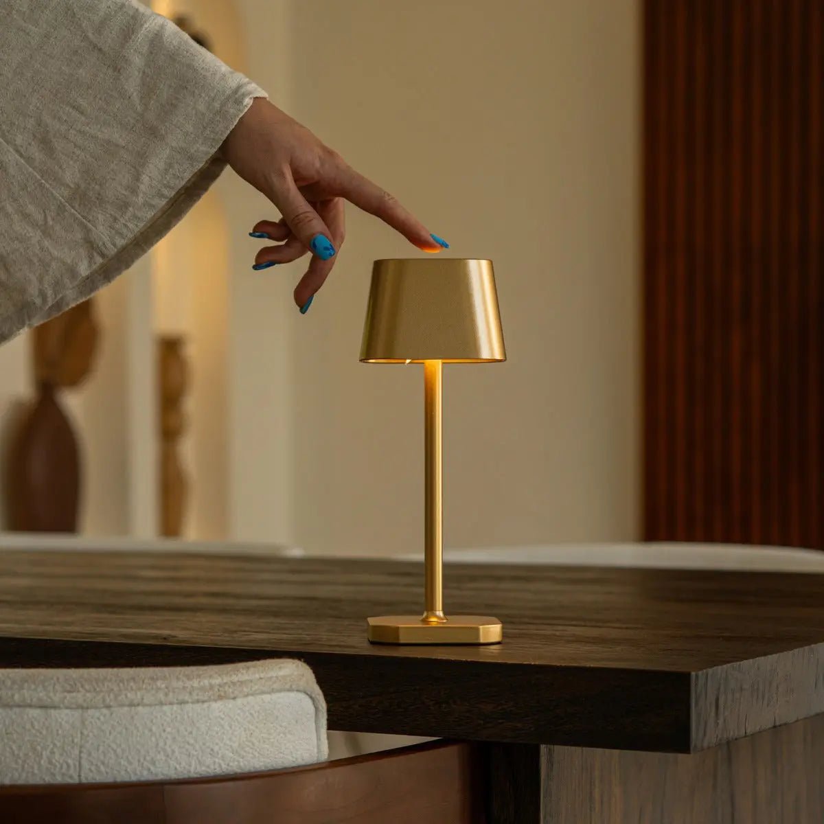 Ava Gold wiederaufladbare Tischlampe | Kabellos, dimmbar und stilvoll