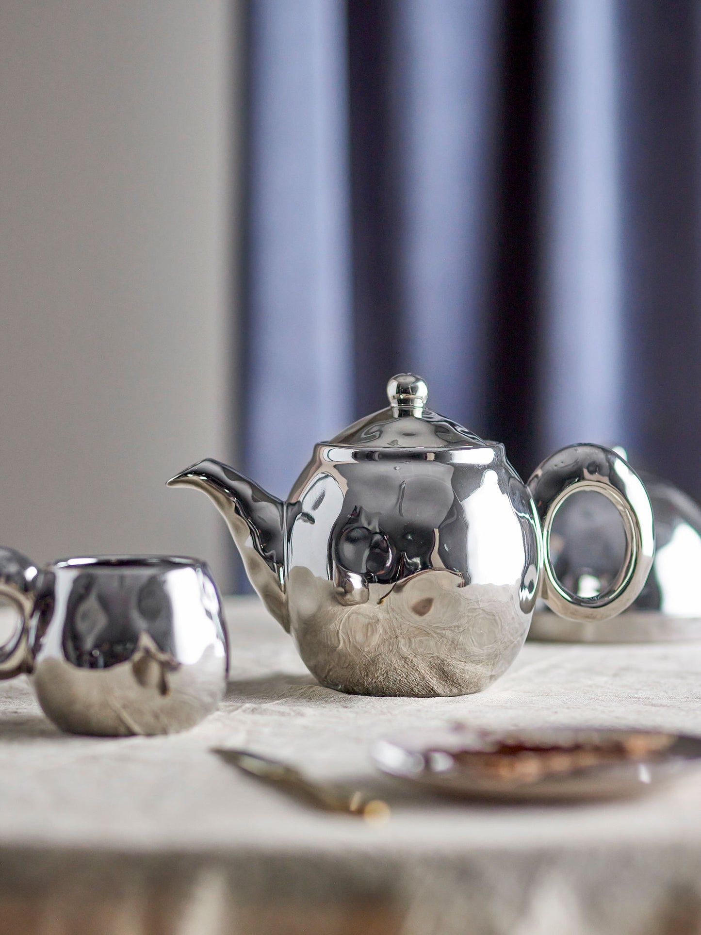 Bloomingville Shine Teekanne mit Teesieb, Silber