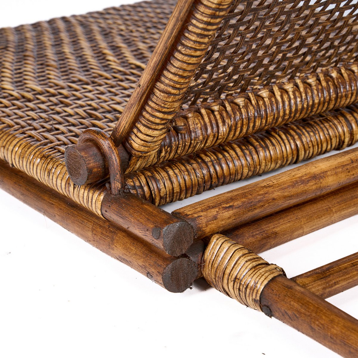 Die Rattan-Bodenliege – dunkles Walnussholz