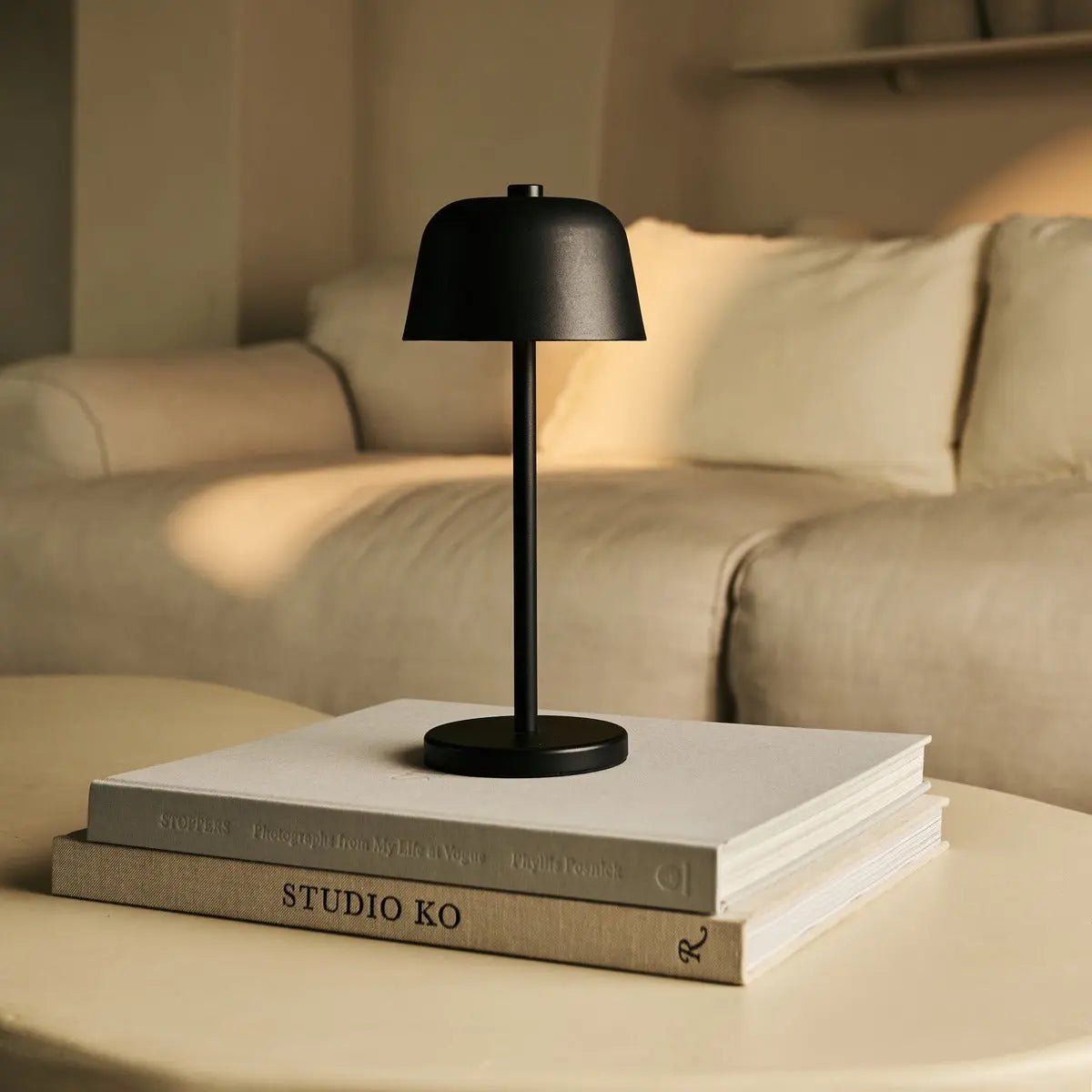 Anton Black wiederaufladbare Tischlampe | Stilvolle und kabellose Beleuchtung