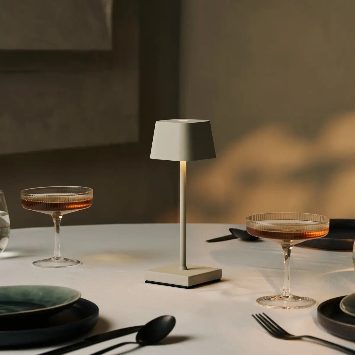 Kombi-Set Profi | 8 x Sarphati Mini Shadow Grey wiederaufladbare Tischlampen mit Ladestation