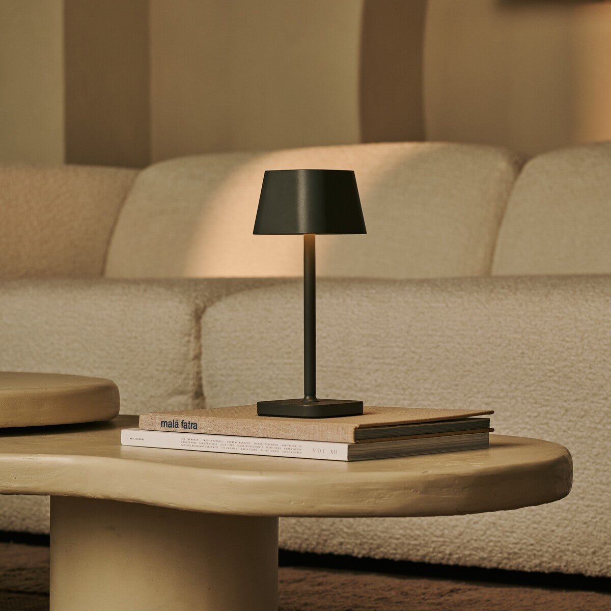 Ava Olivgrüne wiederaufladbare Tischlampe