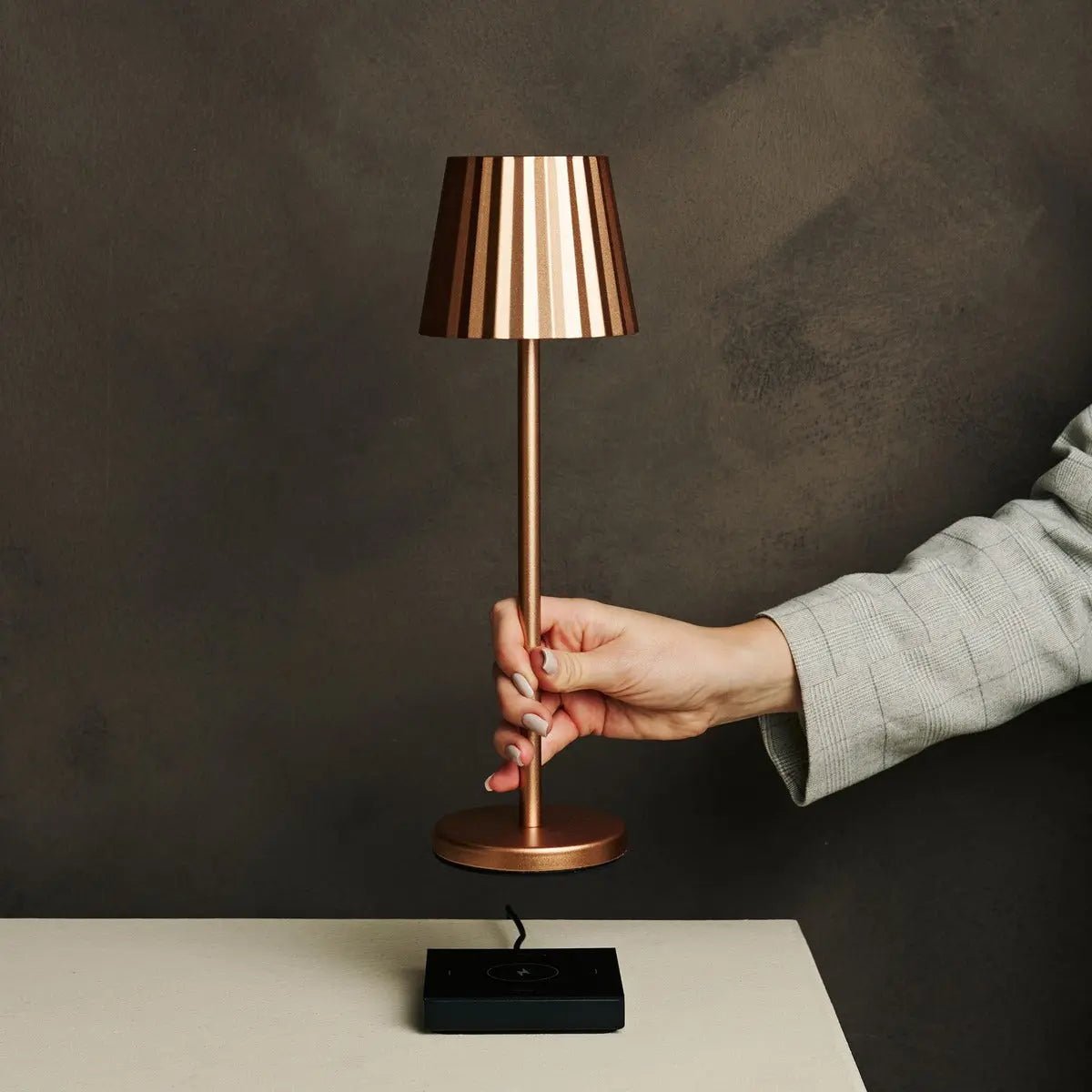 Maya Kupfer gerippte Tischlampe | 3 Lichtmodi und über die Ladestation wiederaufladbar