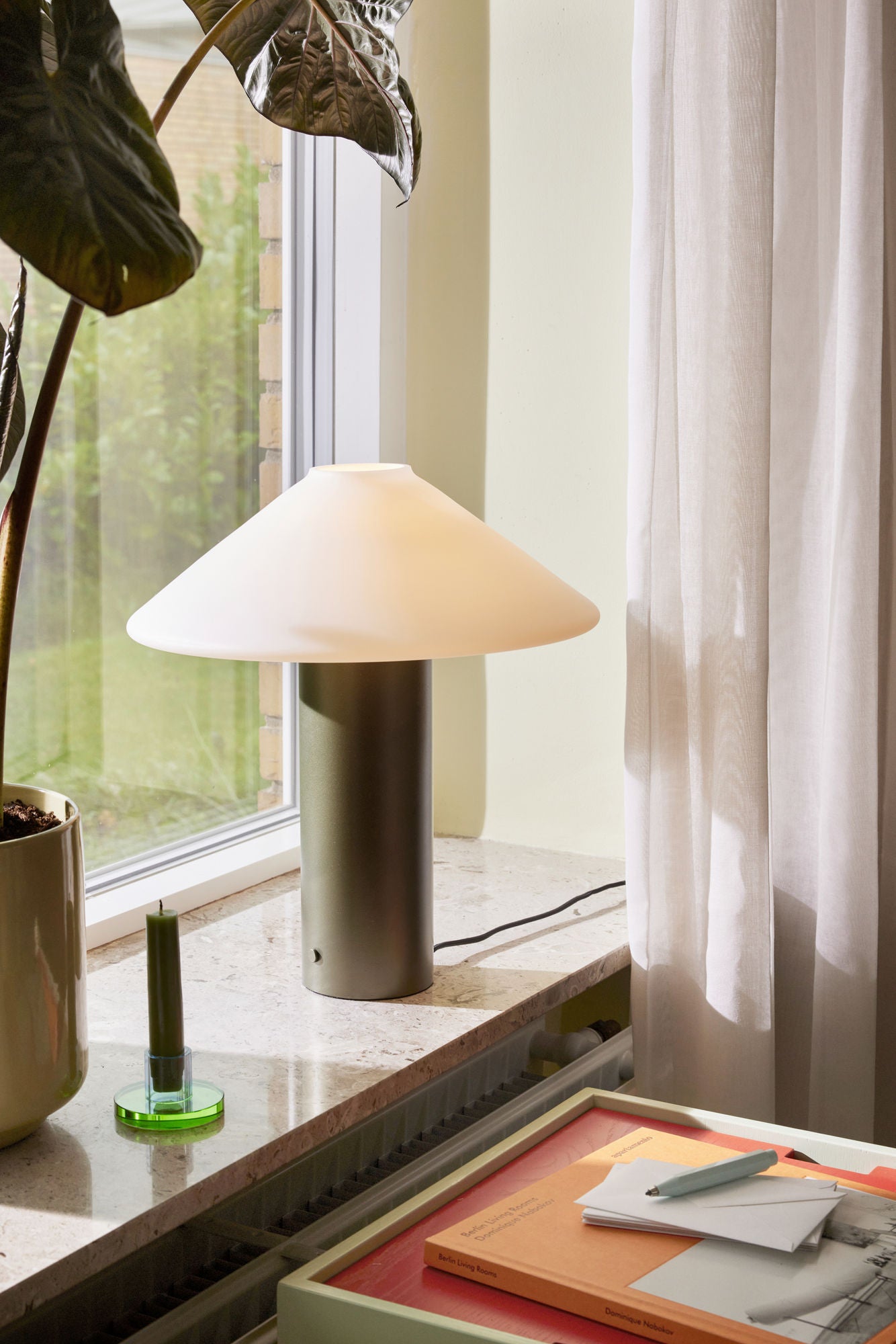 Hübsch Orbit Tischlampe Dunkelgrün