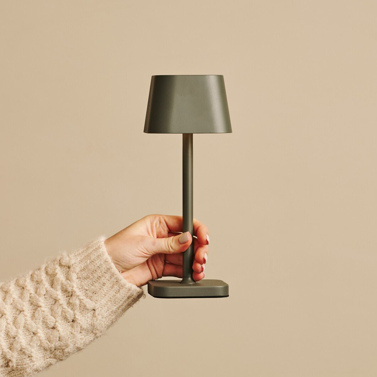 Ava Olivgrüne wiederaufladbare Tischlampe