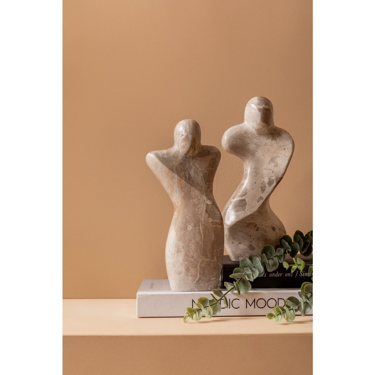 Statue in weiblicher Figur