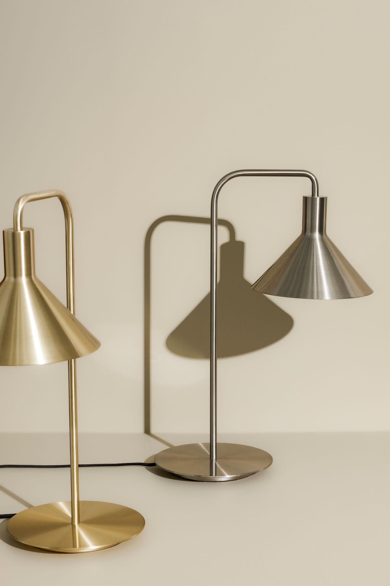 Hübsch Solo Tischlampe Messingfarben