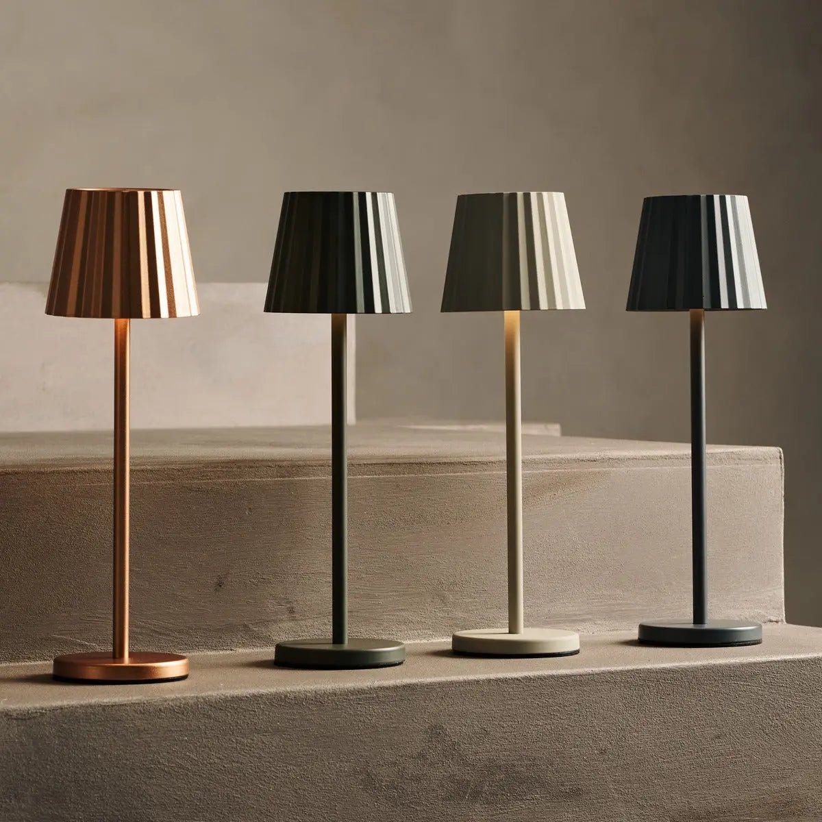 Maya Kupfer gerippte Tischlampe | 3 Lichtmodi und über die Ladestation wiederaufladbar