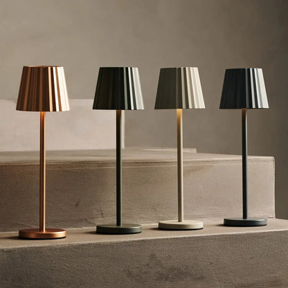 Maya Kupfer gerippte Tischlampe | 3 Lichtmodi und über die Ladestation wiederaufladbar