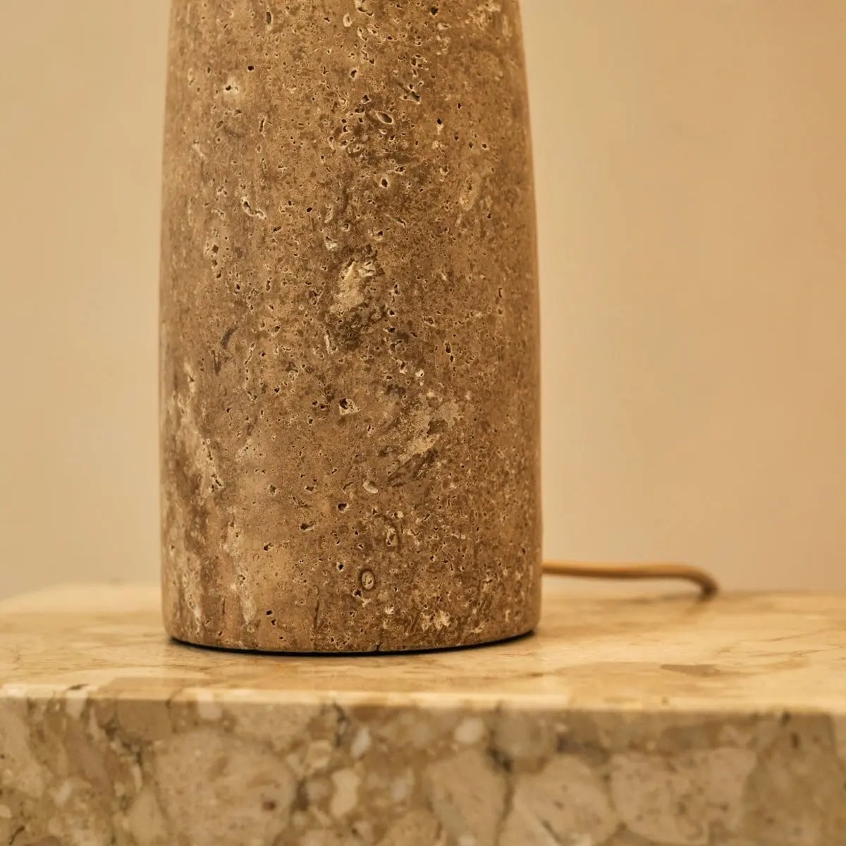 Isla Travertinlampe | Baumwollschirm und zeitloses Design