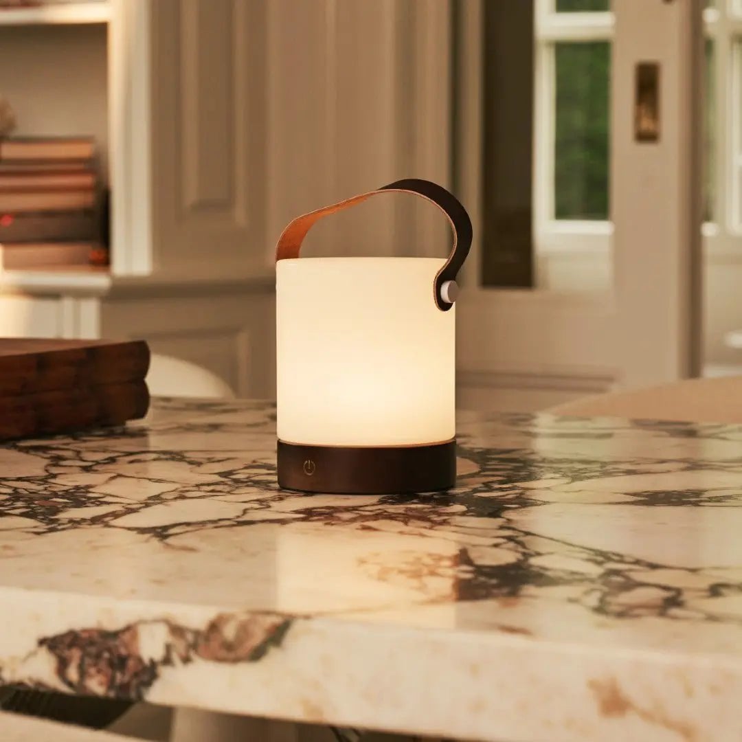 Avery Dunkelbraune wiederaufladbare Tischlampe aus Holz