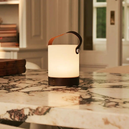 Avery Dunkelbraune wiederaufladbare Tischlampe aus Holz