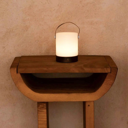 Avery Dunkelbraune wiederaufladbare Tischlampe aus Holz