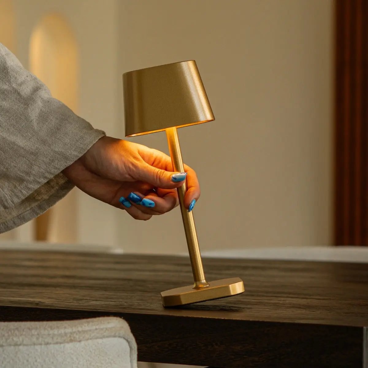 Ava Gold wiederaufladbare Tischlampe | Kabellos, dimmbar und stilvoll