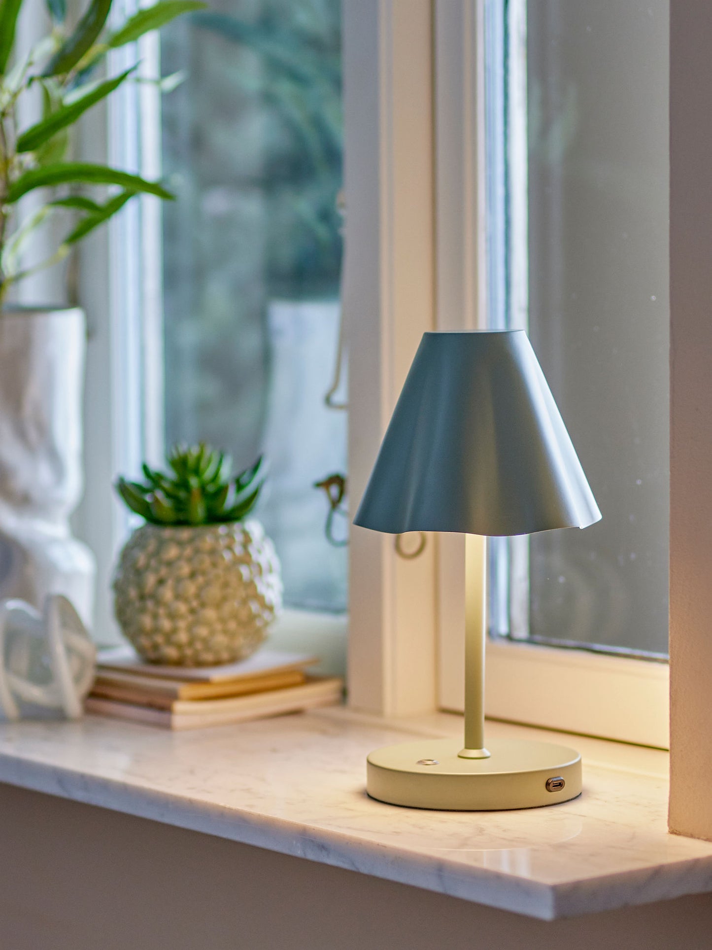 Bloomingville Lianna Tragbare Lamp, Wiederaufladbar, Grün, Metall