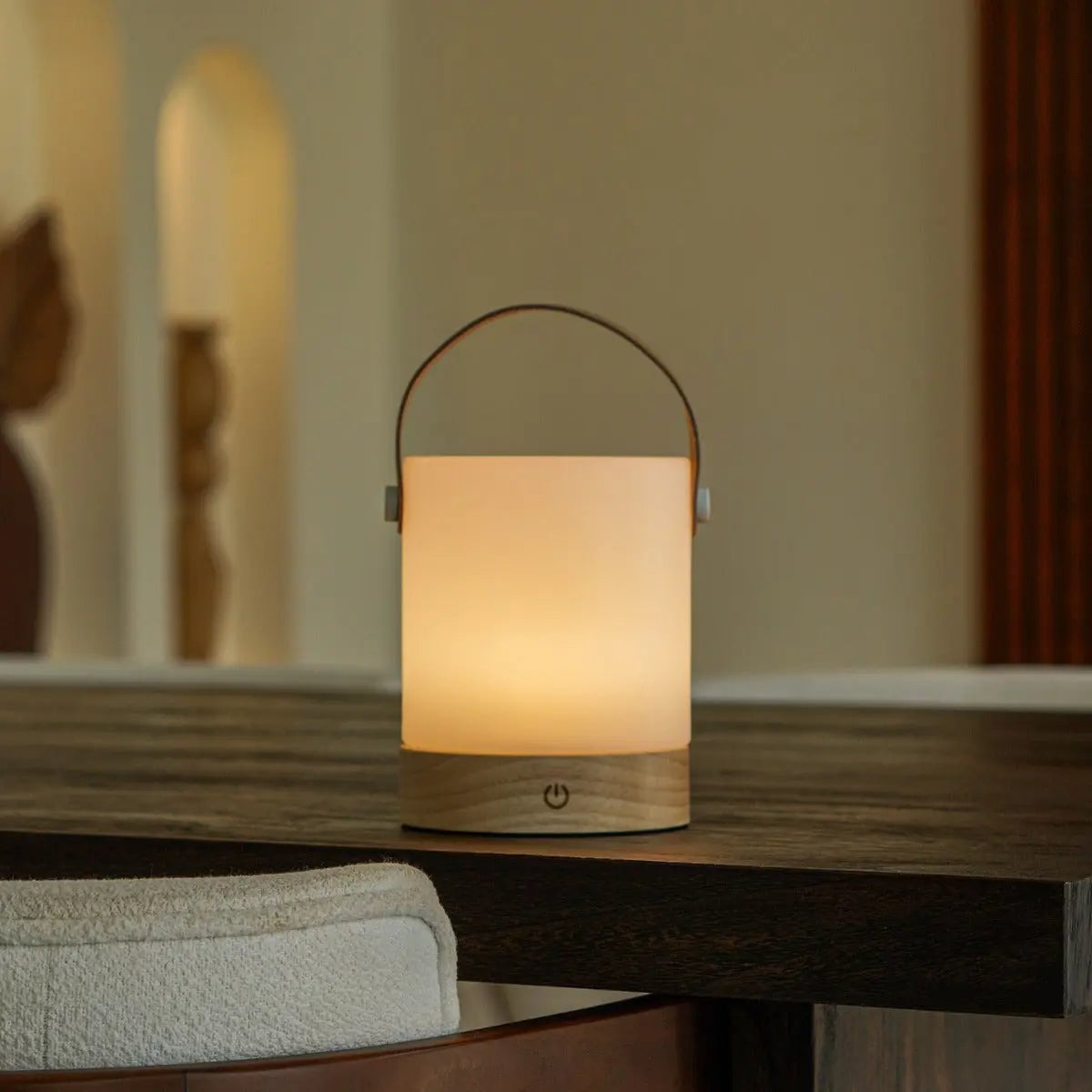 Avery Hellbraune wiederaufladbare Tischlampe aus Holz | Lederarmband, kabellos und dimmbar