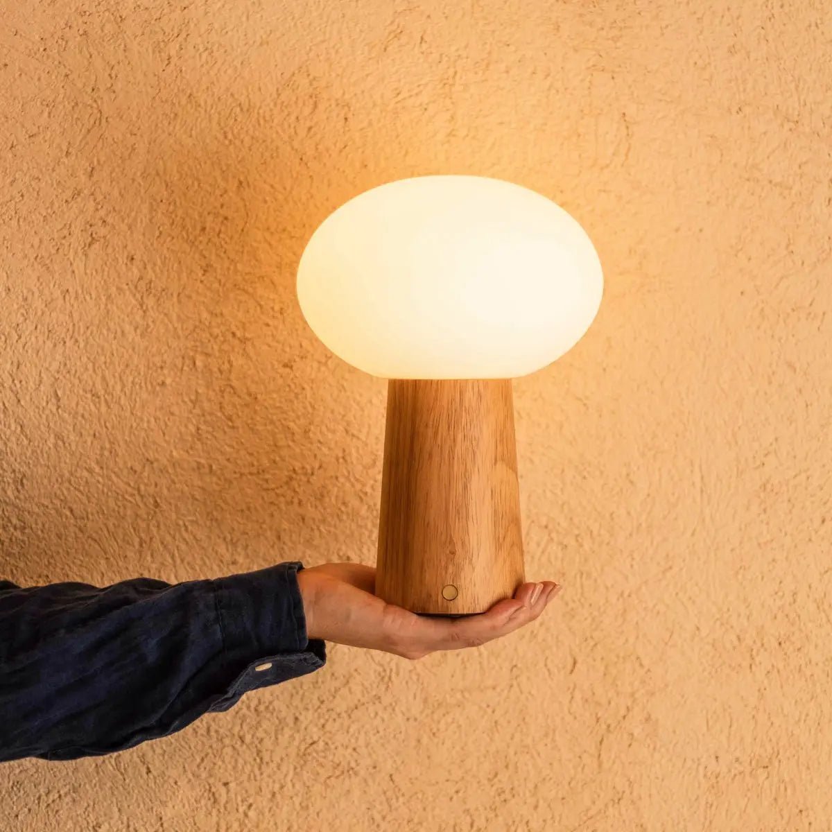 Max Hellbraune kabellose Tischlampe aus Holz | Wiederaufladbar, Glas und nachhaltiges Design