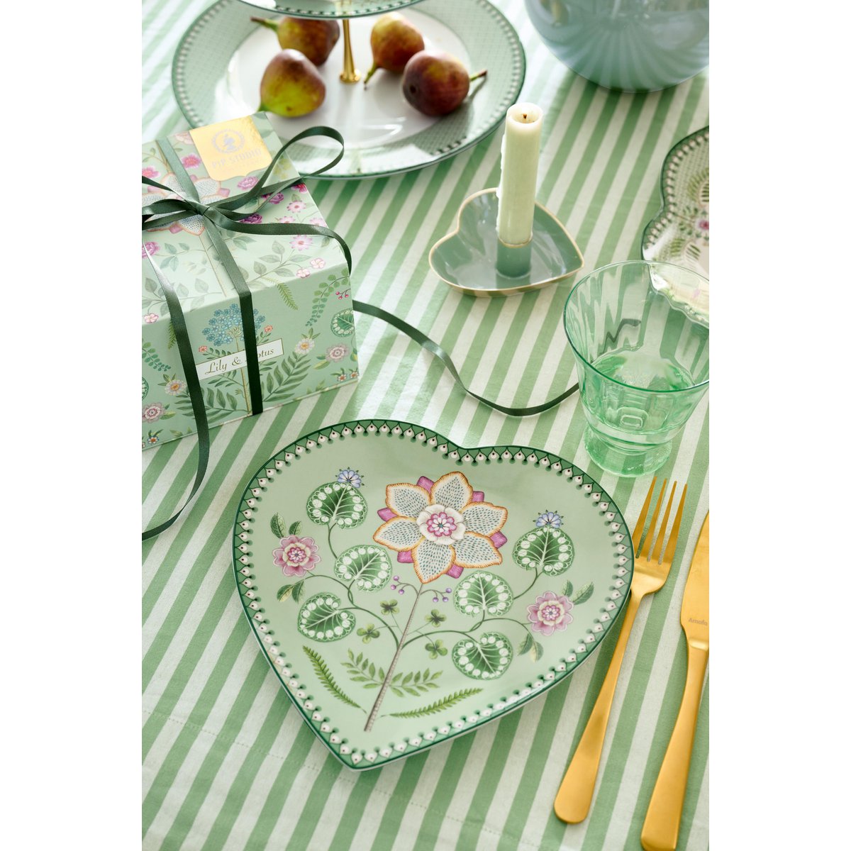 Pip Studio Teller Heart Shape Plates Lily&Lotus Light Green 21.5cm