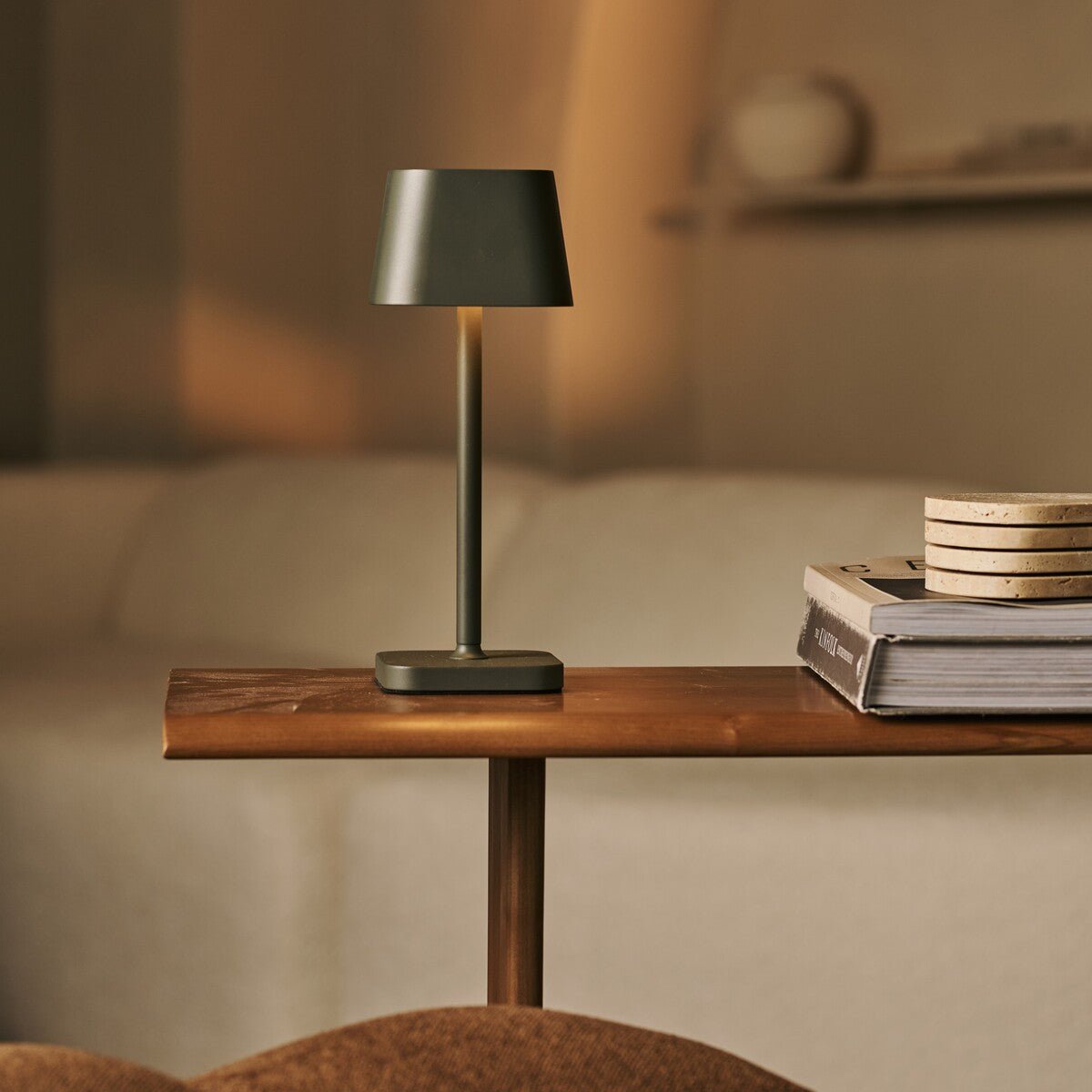 Ava Olivgrüne wiederaufladbare Tischlampe