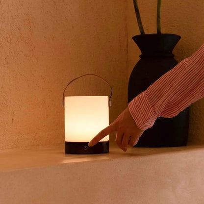 Avery Dunkelbraune wiederaufladbare Tischlampe aus Holz