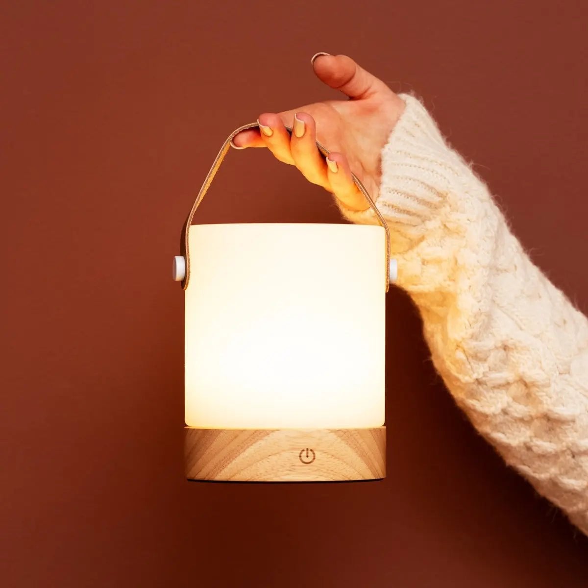Avery Hellbraune wiederaufladbare Tischlampe aus Holz | Lederarmband, kabellos und dimmbar