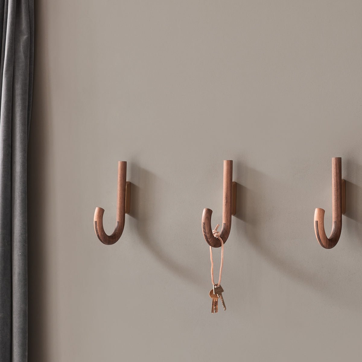 HOOK Kleiderbügel Walnuss Messing