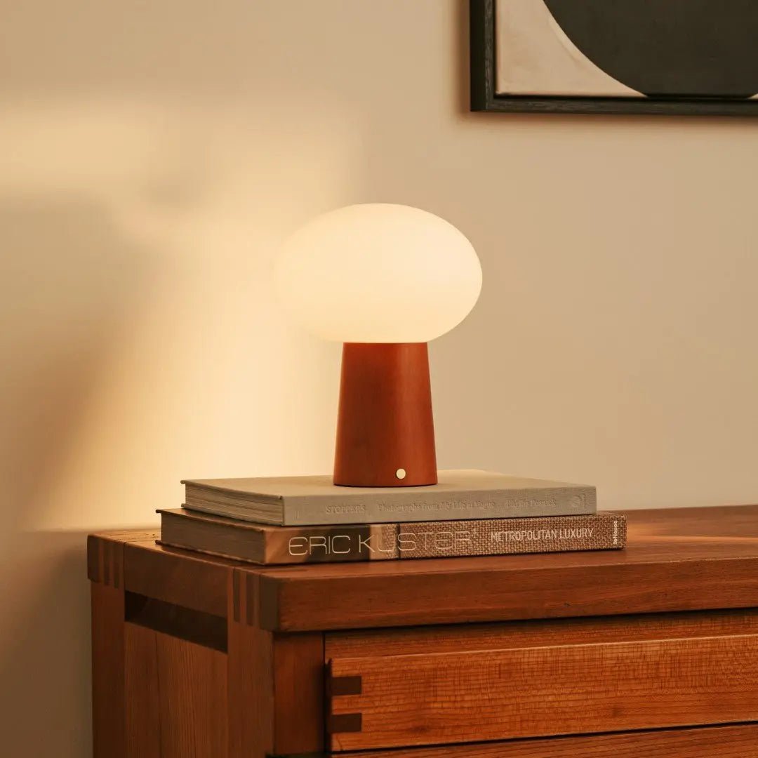 Max Kastanienbraune kabellose Tischlampe aus Holz
