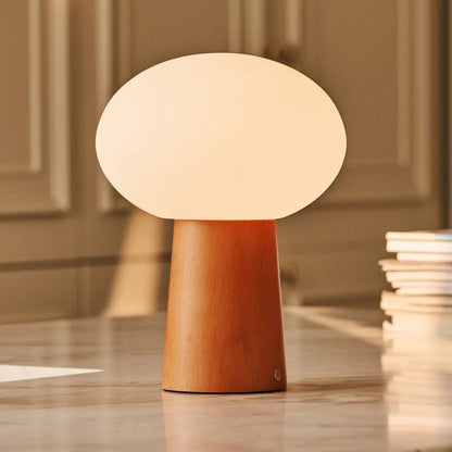 Max Kastanienbraune kabellose Tischlampe aus Holz