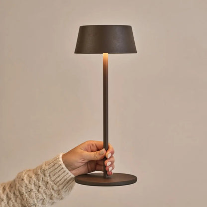 Hugo Mokkabraune wiederaufladbare Tischlampe | Stilvoll, dimmbar und kabellos