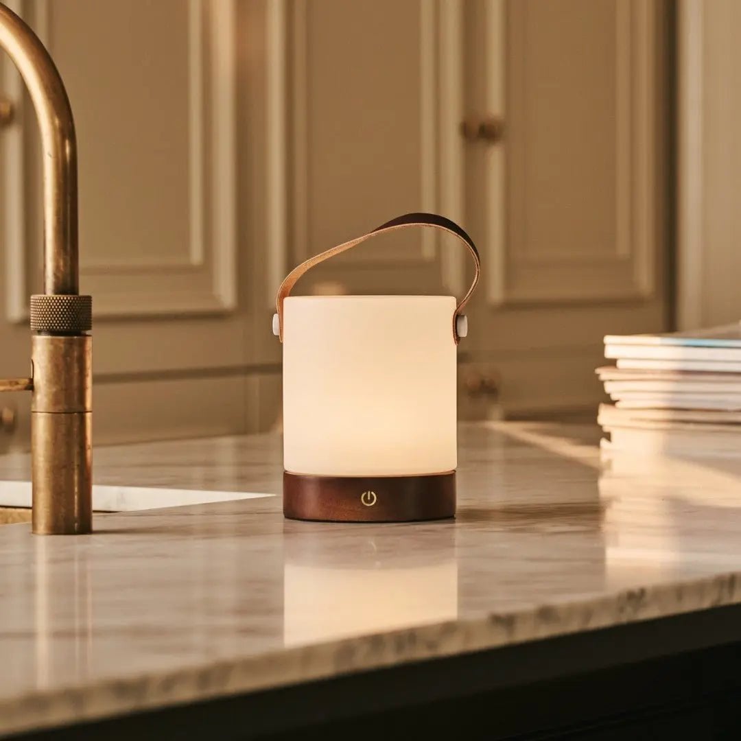 Avery Dunkelbraune wiederaufladbare Tischlampe aus Holz