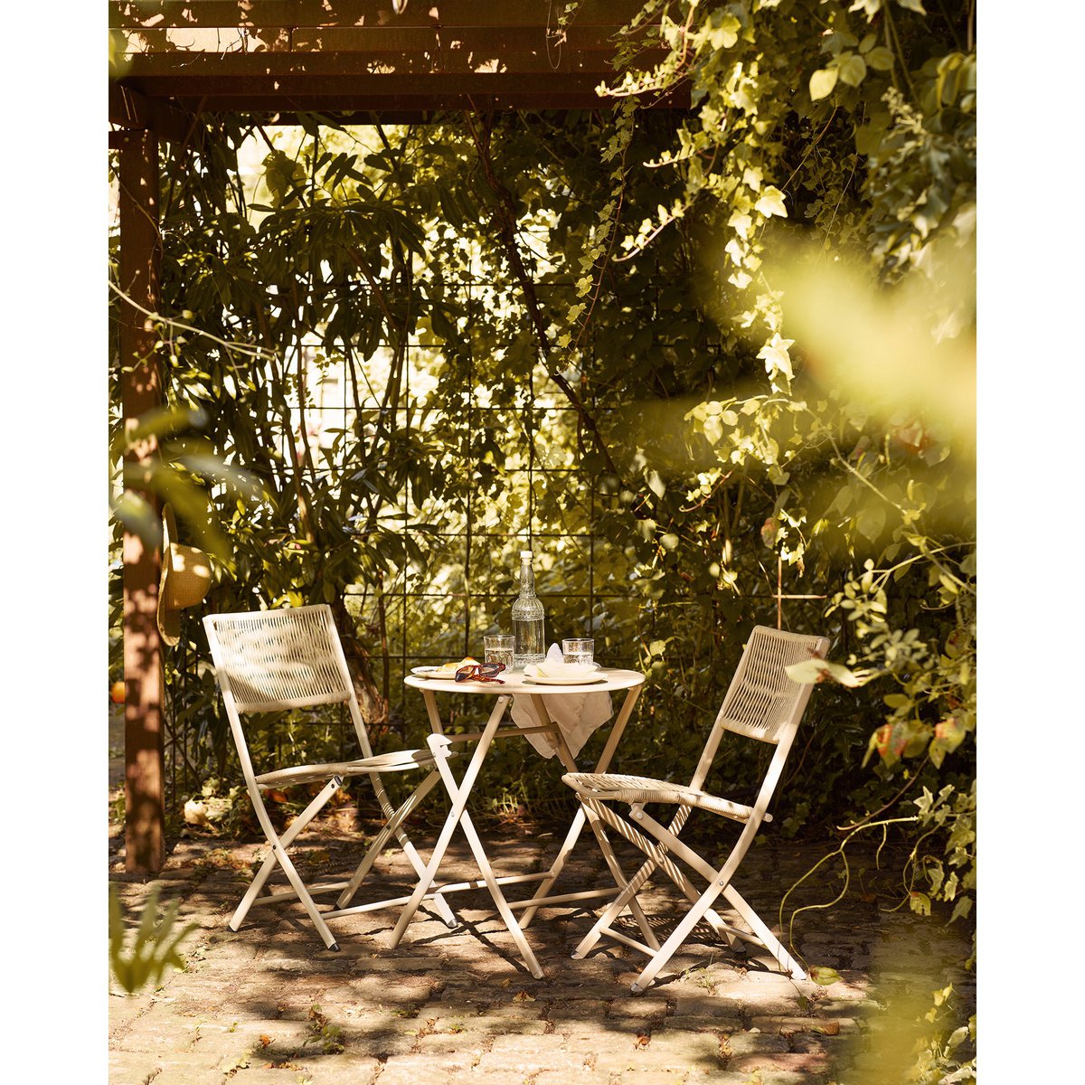 Arcas Bistro-Set, Stühle und Tisch in Taupe
