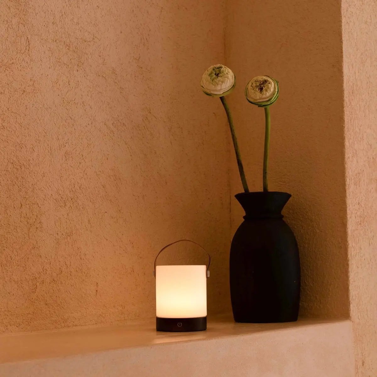 Avery Dunkelbraune wiederaufladbare Tischlampe aus Holz