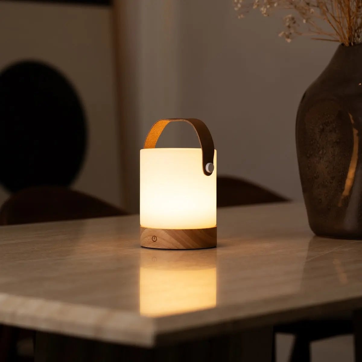 Avery Hellbraune wiederaufladbare Tischlampe aus Holz | Lederarmband, kabellos und dimmbar