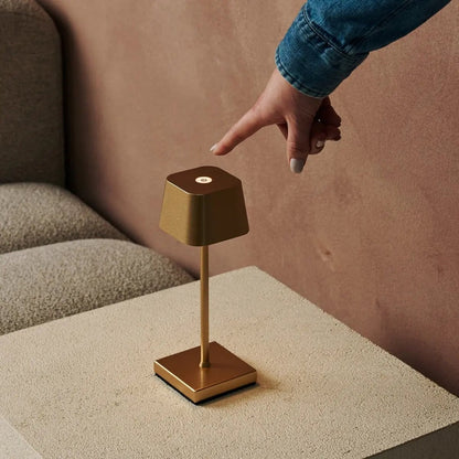 Sarphati Mini Gold Akku-Tischlampe | Wiederaufladbar über Ladestation