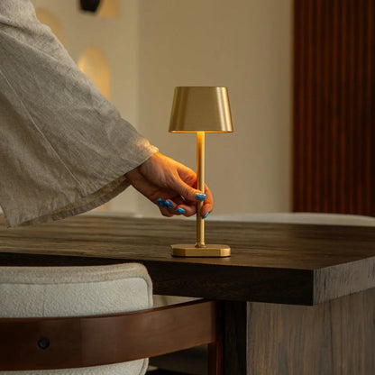 Ava Gold wiederaufladbare Tischlampe | Kabellos, dimmbar und stilvoll