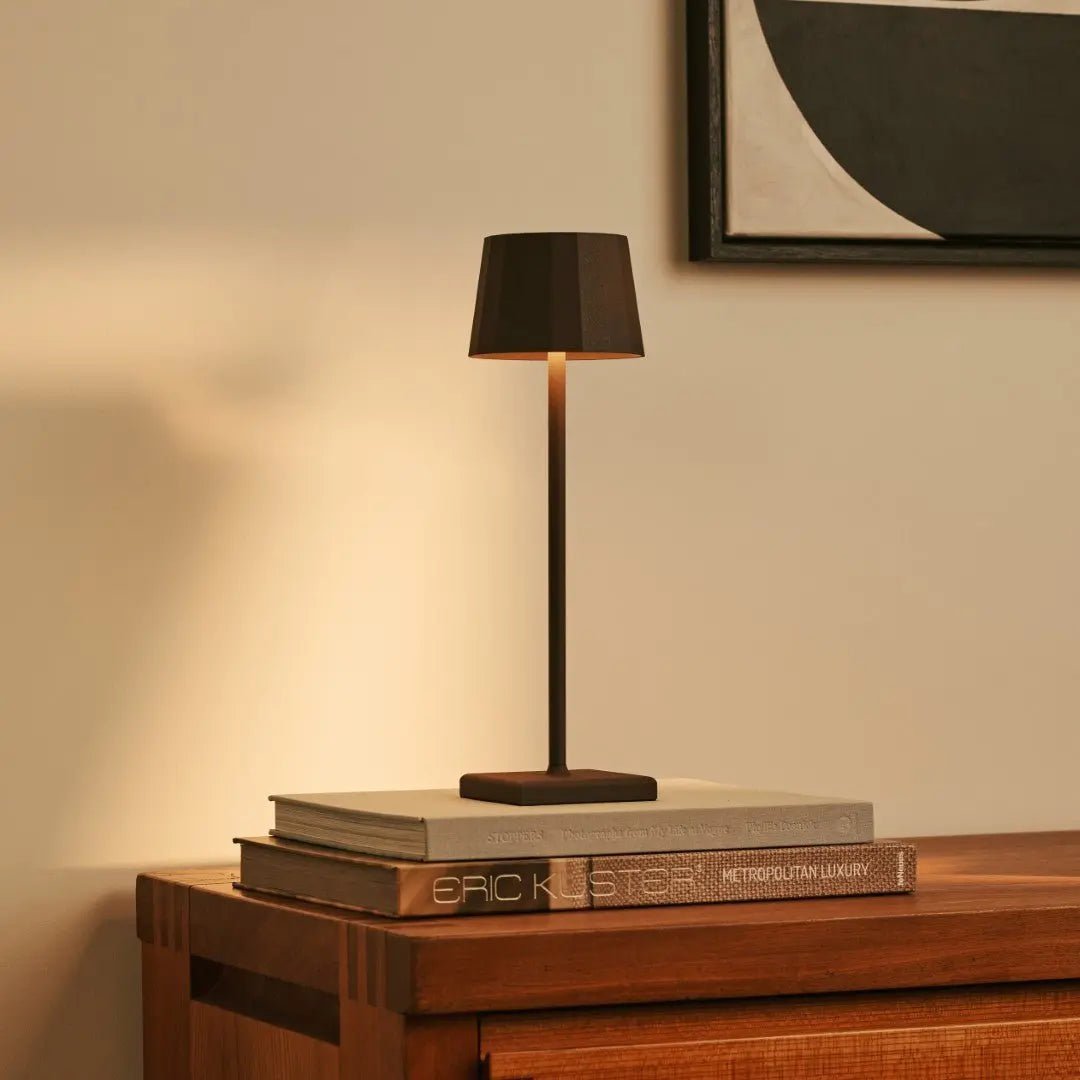 Kombi-Set Profi | 8 x wiederaufladbare Wouter Mokkabraun-Tischlampen mit Ladestation