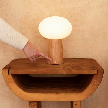 Max Hellbraune kabellose Tischlampe aus Holz | Wiederaufladbar, Glas und nachhaltiges Design