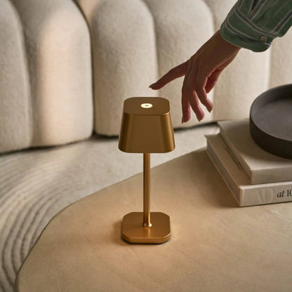 Ava Gold wiederaufladbare Tischlampe | Kabellos, dimmbar und stilvoll