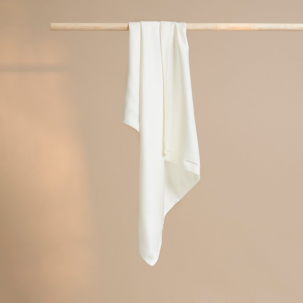 TENCEL™ – Satin-Kissenbezug in gebrochenem Weiß