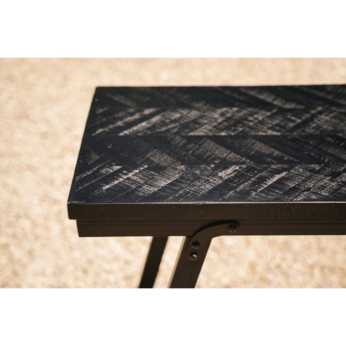 Der Herringbone-Hochtisch – Schwarz – 140 cm