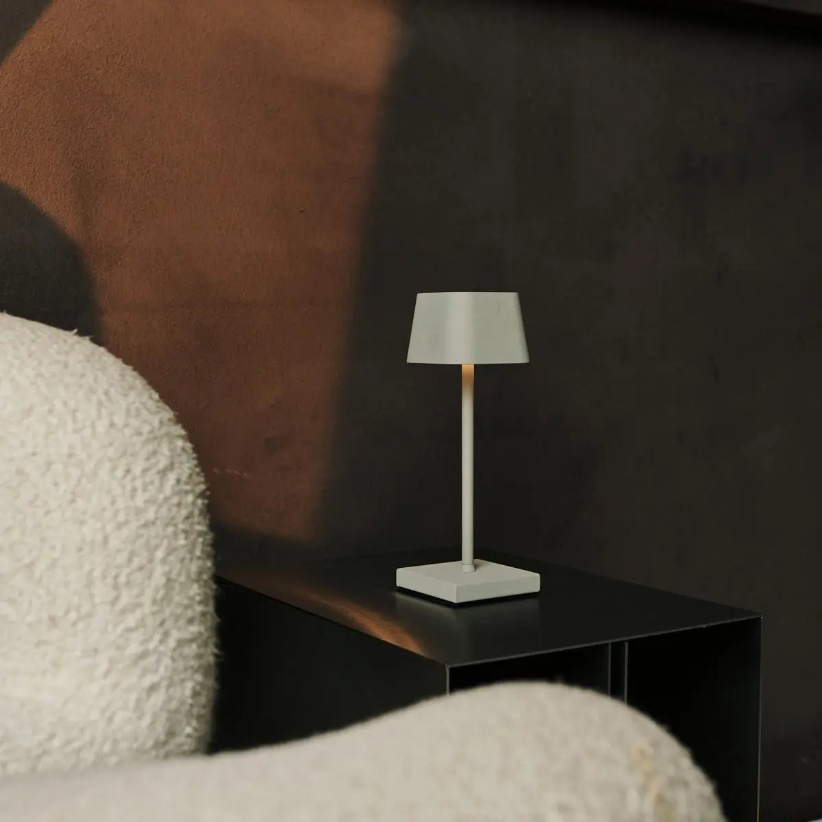 Kombi-Set Profi | 8 x Sarphati Mini Shadow Grey wiederaufladbare Tischlampen mit Ladestation