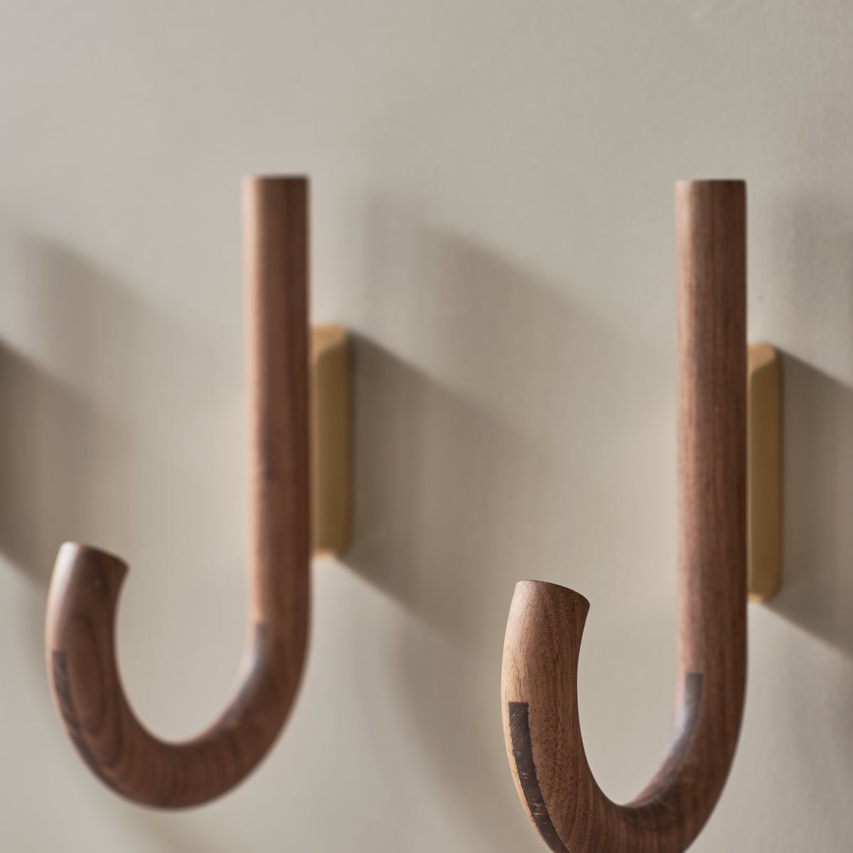 HOOK Kleiderbügel Walnuss Messing