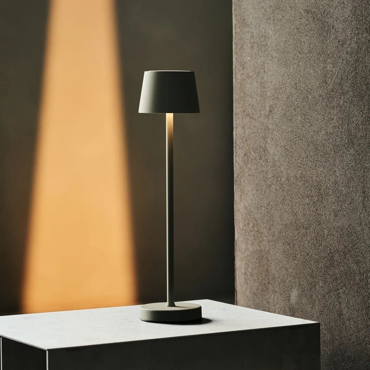Vondel Mini Shadow Grey Akku-Lampe | Dimmbar und perfekt für das Gastgewerbe