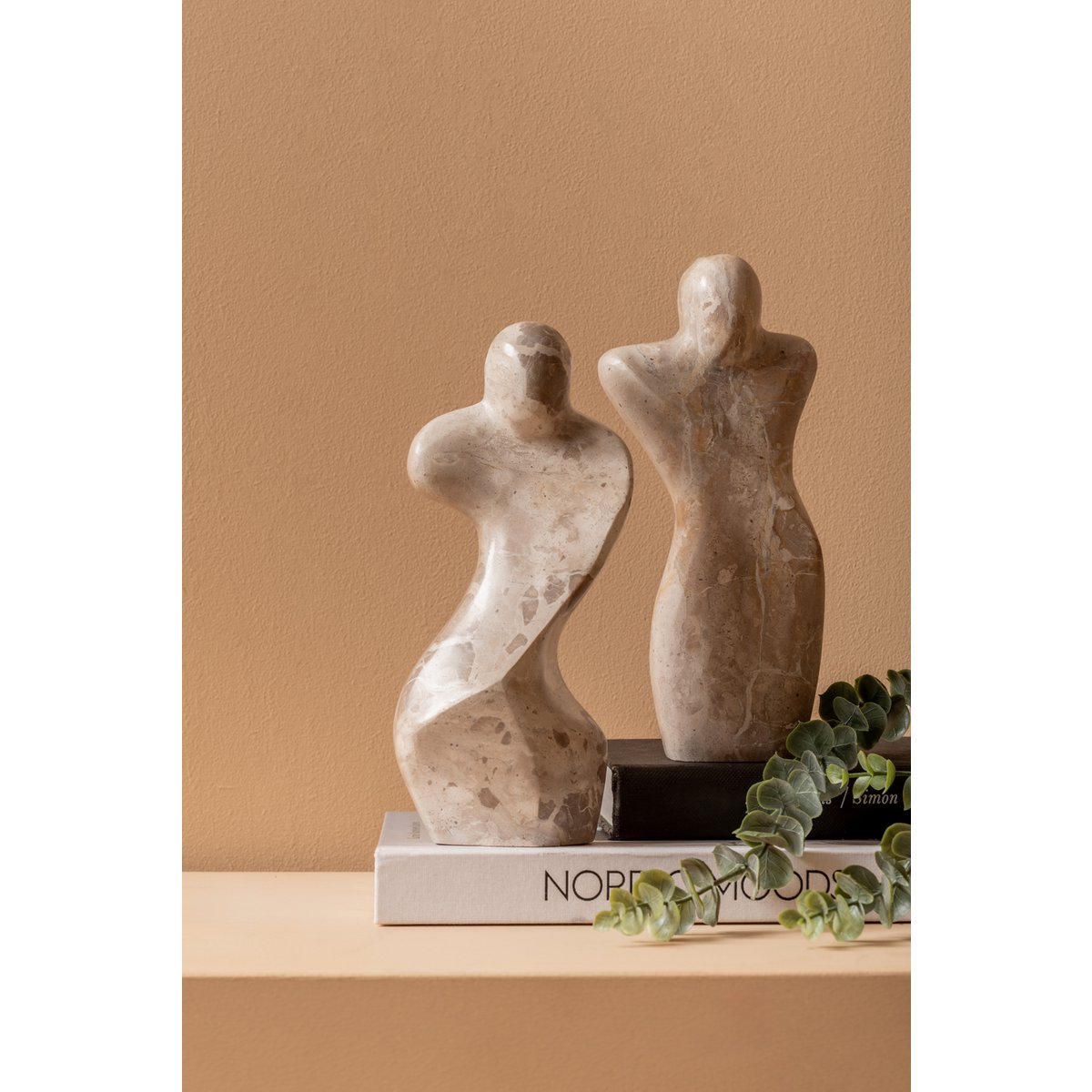 Statue in weiblicher Figur