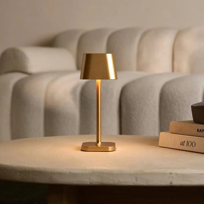 Ava Gold wiederaufladbare Tischlampe | Kabellos, dimmbar und stilvoll