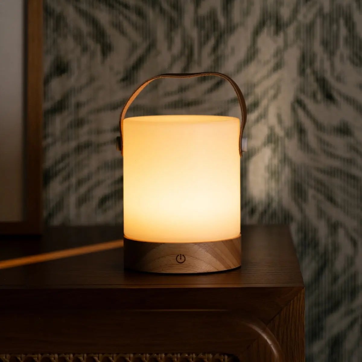 Avery Hellbraune wiederaufladbare Tischlampe aus Holz | Lederarmband, kabellos und dimmbar