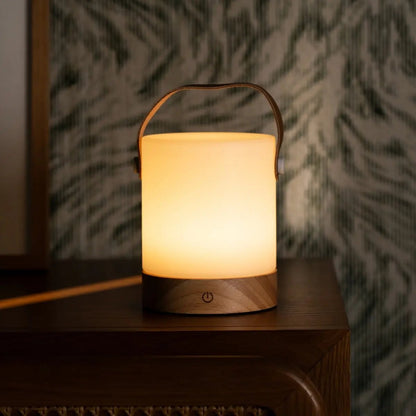 Avery Hellbraune wiederaufladbare Tischlampe aus Holz | Lederarmband, kabellos und dimmbar